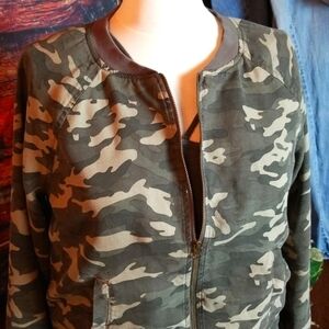 BEACHLUNCHLOUNGE | Lightweight Camo Bomber Jacket Size S